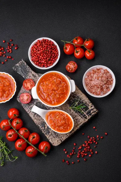 Heerlijke Pittige Tomatensaus Met Peper Knoflook Zout Specerijen Kruiden Een — Stockfoto