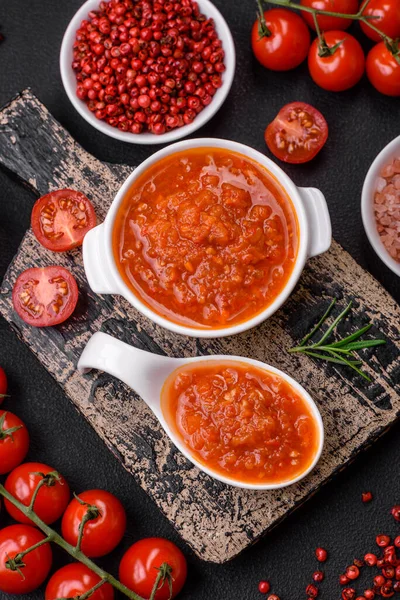 Heerlijke Pittige Tomatensaus Met Peper Knoflook Zout Specerijen Kruiden Een — Stockfoto