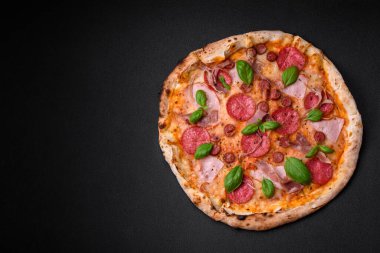 Salamlı, etli, peynirli, domatesli, baharatlı ve çimento kaplı lezzetli fırın fırınlanmış pizza.