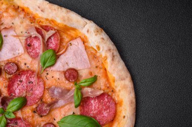 Salamlı, etli, peynirli, domatesli, baharatlı ve çimento kaplı lezzetli fırın fırınlanmış pizza.