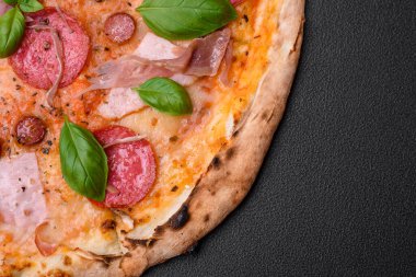 Salamlı, etli, peynirli, domatesli, baharatlı ve çimento kaplı lezzetli fırın fırınlanmış pizza.