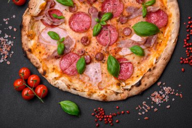 Salamlı, etli, peynirli, domatesli, baharatlı ve çimento kaplı lezzetli fırın fırınlanmış pizza.