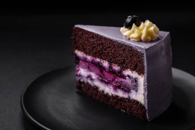 Lezzetli taze yaban mersini ya da koyu beton arka planda krem peynirli kuşüzümü keki.