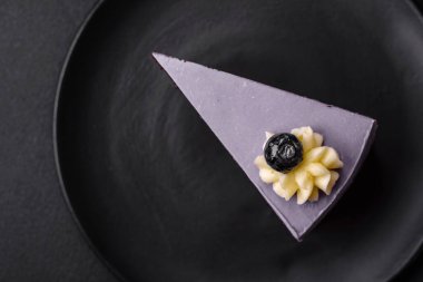 Lezzetli taze yaban mersini ya da koyu beton arka planda krem peynirli kuşüzümü keki.