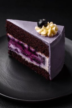 Lezzetli taze yaban mersini ya da koyu beton arka planda krem peynirli kuşüzümü keki.