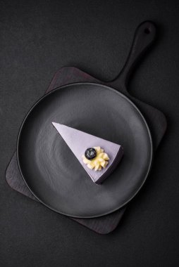 Lezzetli taze yaban mersini ya da koyu beton arka planda krem peynirli kuşüzümü keki.