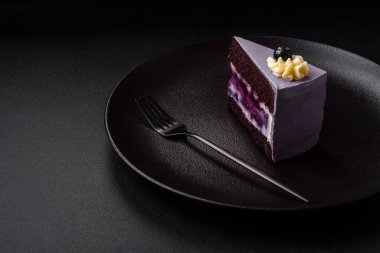 Lezzetli taze yaban mersini ya da koyu beton arka planda krem peynirli kuşüzümü keki.