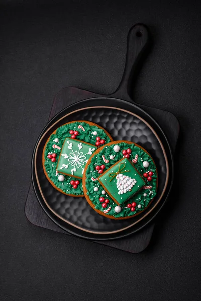 Schöne Weihnachten Oder Neujahr Bunte Hausgemachte Lebkuchen Auf Einem Keramikteller — Stockfoto