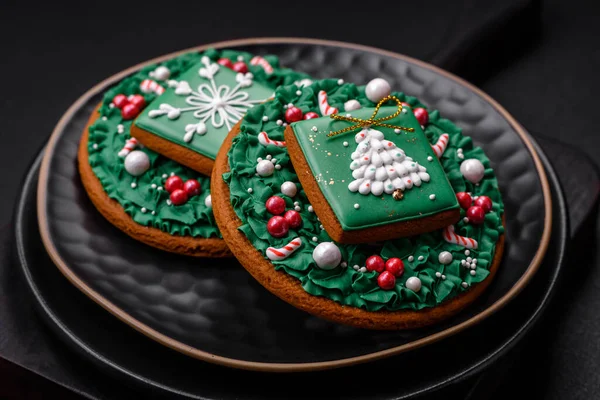 Schöne Weihnachten Oder Neujahr Bunte Hausgemachte Lebkuchen Auf Einem Keramikteller — Stockfoto
