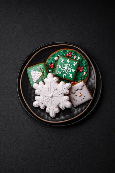 Beautiful Christmas New Year Colorful Homemade Gingerbread Cookies Ceramic Plate — Stock Photo, Image