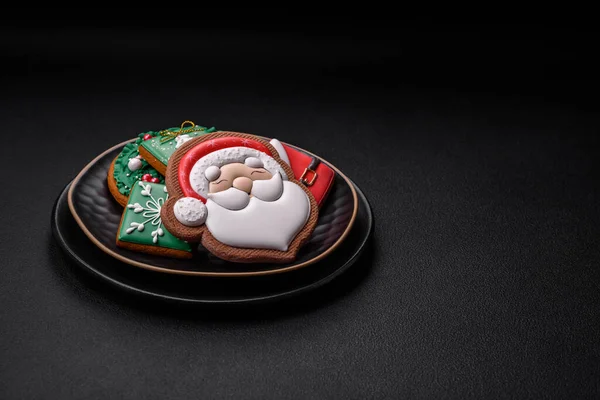 Bonito Natal Ano Novo Coloridos Biscoitos Caseiros Gengibre Uma Placa — Fotografia de Stock