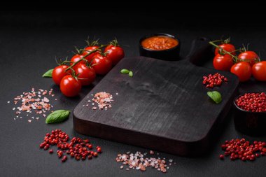 Domatesli, tuzlu, baharatlı ve çimento kaplı çiğ siyah makarna.