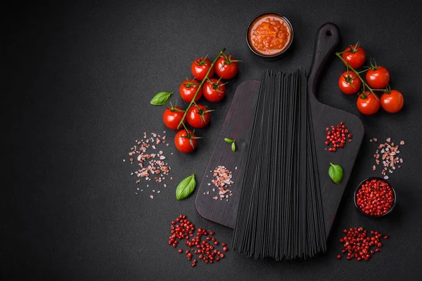 Spaghetti Neri Crudi Con Pomodori Sale Spezie Erbe Aromatiche Fondo — Foto Stock