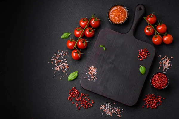 Rohe Schwarze Spaghetti Mit Tomaten Salz Gewürzen Und Kräutern Auf — Stockfoto