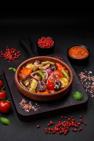 Köstlicher Frischer Vegetarischer Salat Mit Tomaten Grünen Bohnen Auberginen Pfeffer — Stockfoto