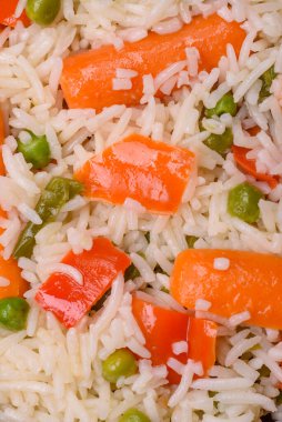 Lezzetli, sebzeli haşlanmış pirinç ya da koyu beton arka planda seramik bir tabakta tuzlu, baharatlı ve otlu risotto.