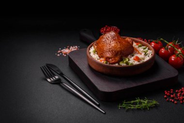 Lezzetli haşlanmış pilav tavuk ve sebzeyle mi yoksa tuz, baharat ve otlu risotto ve koyu beton arka planda seramik bir tabakta mı?