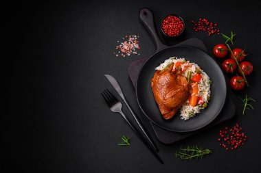 Lezzetli haşlanmış pilav tavuk ve sebzeyle mi yoksa tuz, baharat ve otlu risotto ve koyu beton arka planda seramik bir tabakta mı?