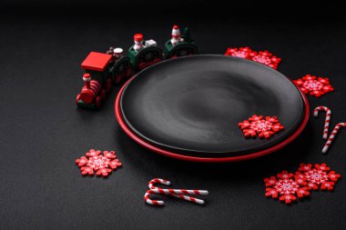 Koyu beton bir zeminde seramik tabakta ev yapımı zencefilli kurabiyeler.