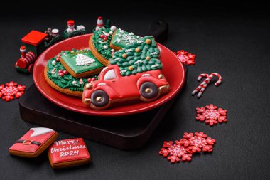 Koyu beton bir zeminde seramik tabakta ev yapımı zencefilli kurabiyeler.