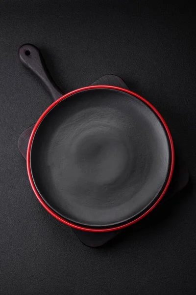Empty Ceramic Plate Dark Textured Concrete Background Cutlery Kitchen Table — Stock Photo, Image