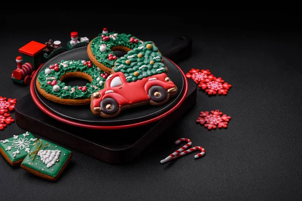 Schöne Helle Bunte Hausgemachte Lebkuchen Auf Einem Keramikteller Auf Dunklem — Stockfoto