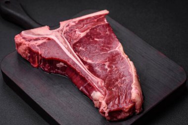 Tuzlu, baharatlı ve çimento kaplı çiğ biftek ve biftek.