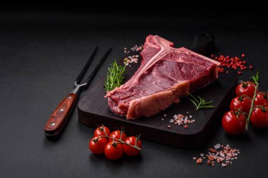 Tuzlu, baharatlı ve çimento kaplı çiğ biftek ve biftek.