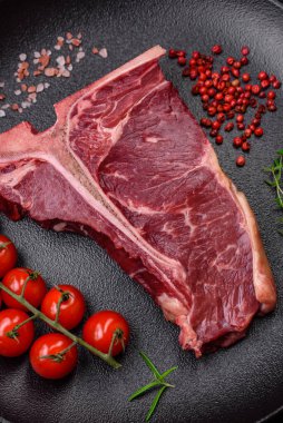 Tuzlu, baharatlı ve çimento kaplı çiğ biftek ve biftek.