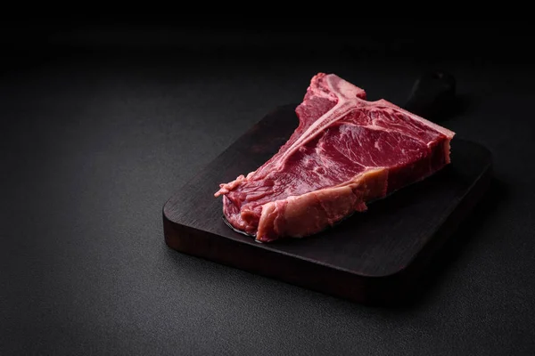 Filete Carne Res Jugosa Cruda Con Sal Especias Hierbas Sobre — Foto de Stock