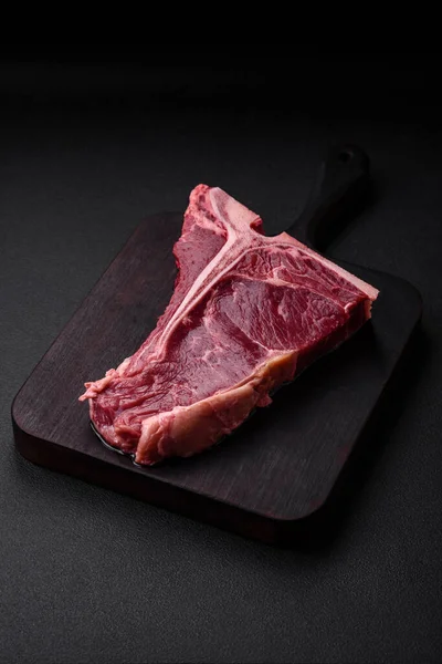 Filete Carne Res Jugosa Cruda Con Sal Especias Hierbas Sobre — Foto de Stock