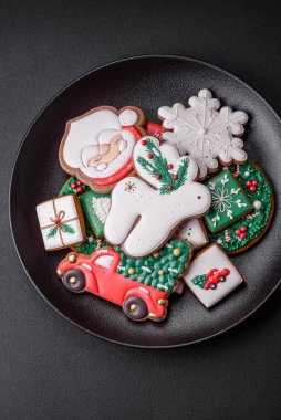 Güzel Noel ya da yeni yıl koyu beton arka planda ev yapımı zencefilli kurabiye.