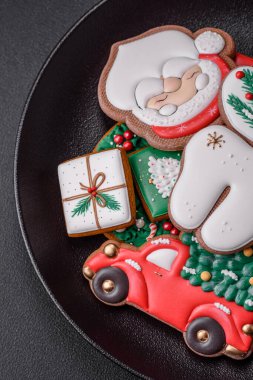 Güzel Noel ya da yeni yıl koyu beton arka planda ev yapımı zencefilli kurabiye.