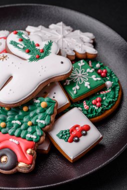 Güzel Noel ya da yeni yıl koyu beton arka planda ev yapımı zencefilli kurabiye.