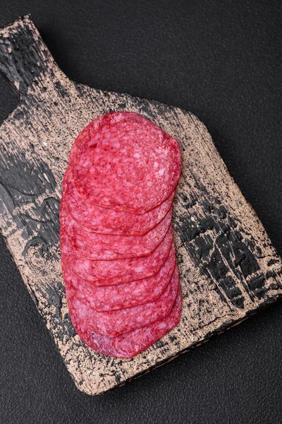 Heerlijke Gerookte Salami Worst Met Zout Specerijen Kruiden Plakjes Gesneden — Stockfoto