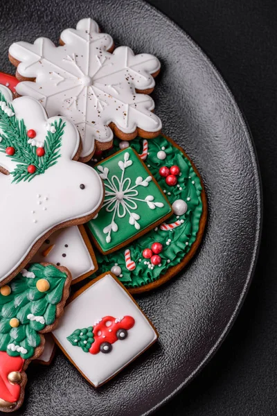 Schöne Weihnachten Oder Neujahr Bunte Hausgemachte Lebkuchen Auf Dunklem Betongrund — Stockfoto