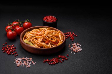 Sebzeli, mantarlı, tuzlu ve baharatlı lezzetli Asya udonu tabağı koyu beton arka planda.