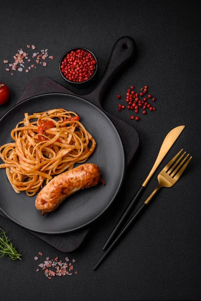 Delicious Juicy Grilled Sausage Pasta Noodles Salt Spices Herbs Ceramic — Stock Photo, Image