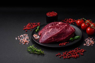 Taze çiğ biftek, tuz, baharat ve çimento üzerine otlar.