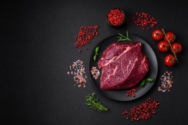 Taze çiğ biftek, tuz, baharat ve çimento üzerine otlar.