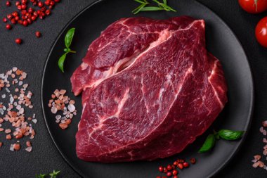 Taze çiğ biftek, tuz, baharat ve çimento üzerine otlar.