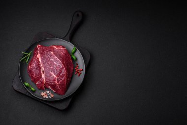 Taze çiğ biftek, tuz, baharat ve çimento üzerine otlar.