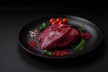 Taze çiğ biftek, tuz, baharat ve çimento üzerine otlar.