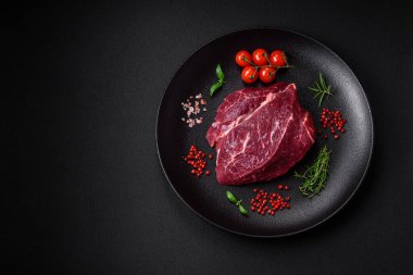 Taze çiğ biftek, tuz, baharat ve çimento üzerine otlar.