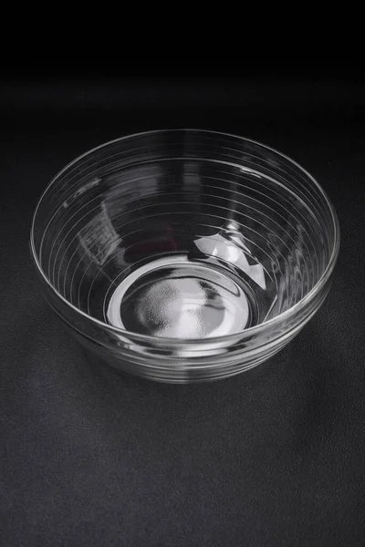 透明的玻璃碗 作为在黑暗的混凝土背景下在家里做饭的厨房用具的一部分 — 图库照片