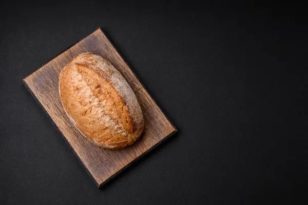Köstliche Frisch Gebackene Knusprige Brotlaibe Mit Samen Und Körnern Auf — Stockfoto