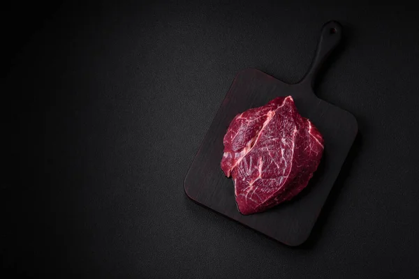 Steak Mentah Segar Dengan Garam Rempah Rempah Dan Rempah Rempah — Stok Foto