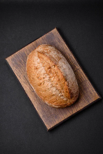 Вкусный Свежий Выпеченный Хрустящий Хлеб Семенами Злаками Темном Бетонном Фоне — стоковое фото