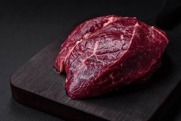 Steak Bœuf Cru Frais Avec Sel Épices Herbes Sur Fond — Photo