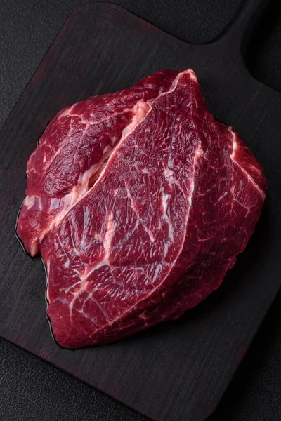 Čerstvý Syrový Hovězí Steak Solí Kořením Bylinkami Tmavém Betonovém Pozadí — Stock fotografie